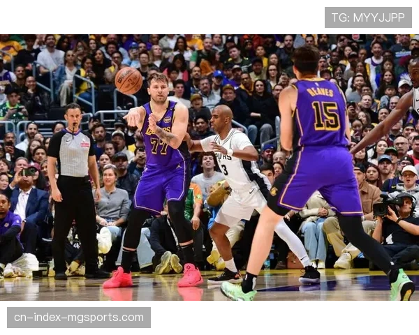 湖人险胜太阳重返西部前四 狄龙布鲁克斯技犯成比赛转折点