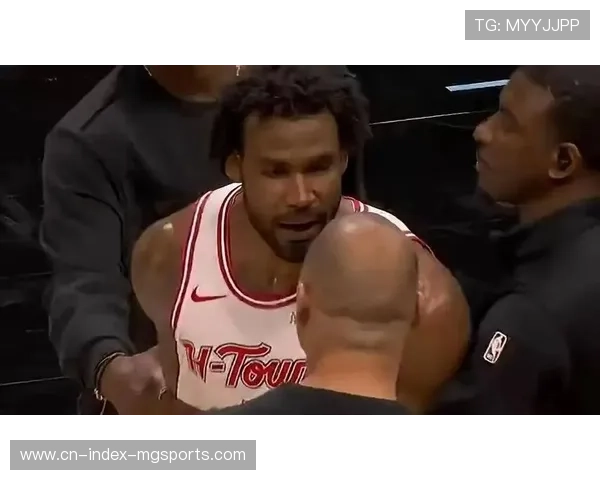 火箭外线防守体系崩溃，乌度卡换防沟通失误给对手大量空位